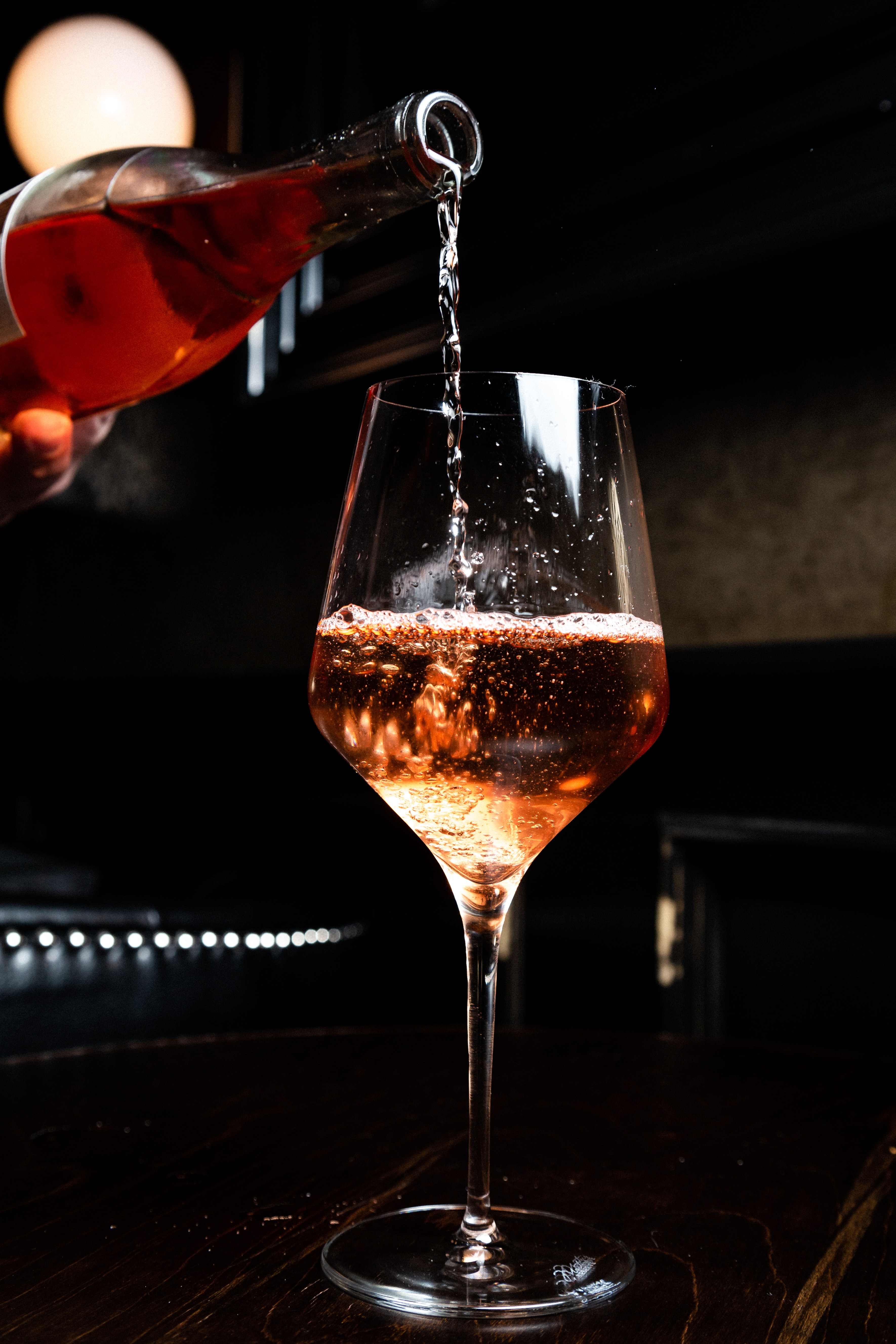 Купить Как правильно пить розовое вино, чтобы в полной мере насладиться его вкусом в Москве